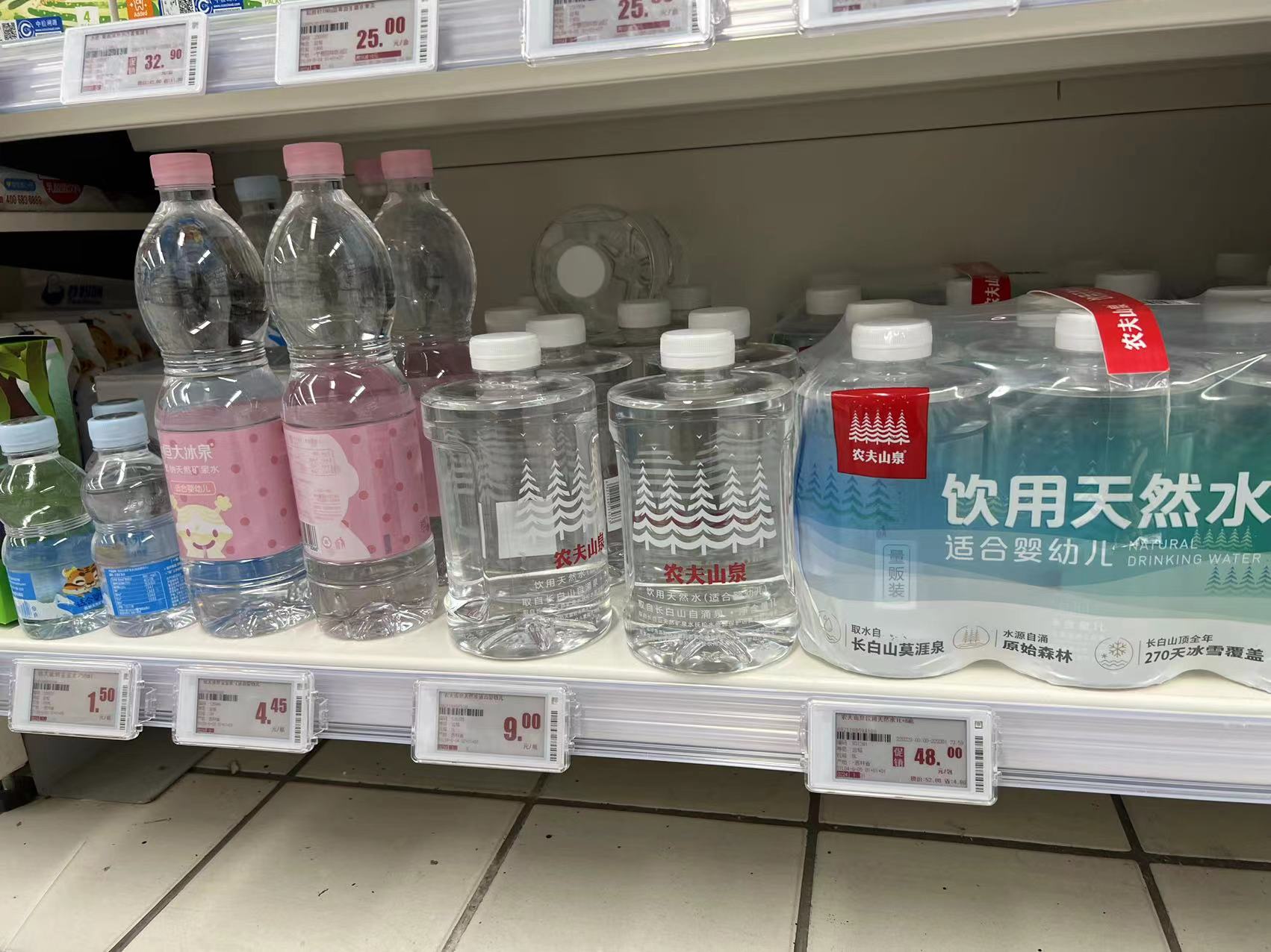 Packaged drinking water for infants sold on supermarket shelves. Sun Yanming/photo